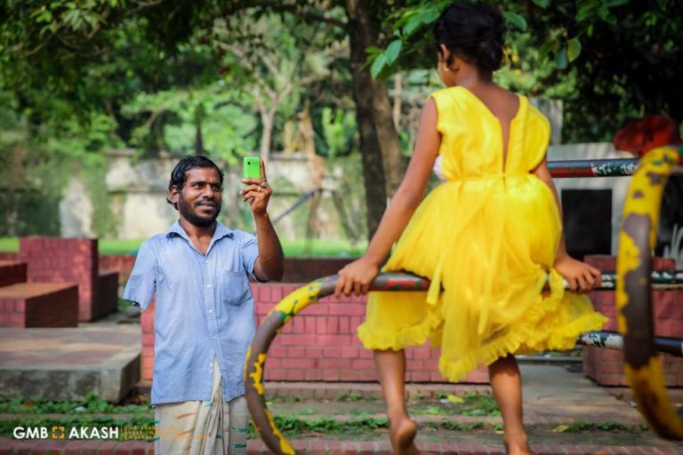 beggar-save-money-for-daughter-dress-1