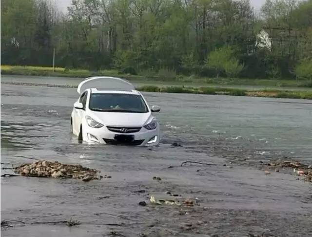 GPS Goof Up Leads Car into River, Driver Unharmed