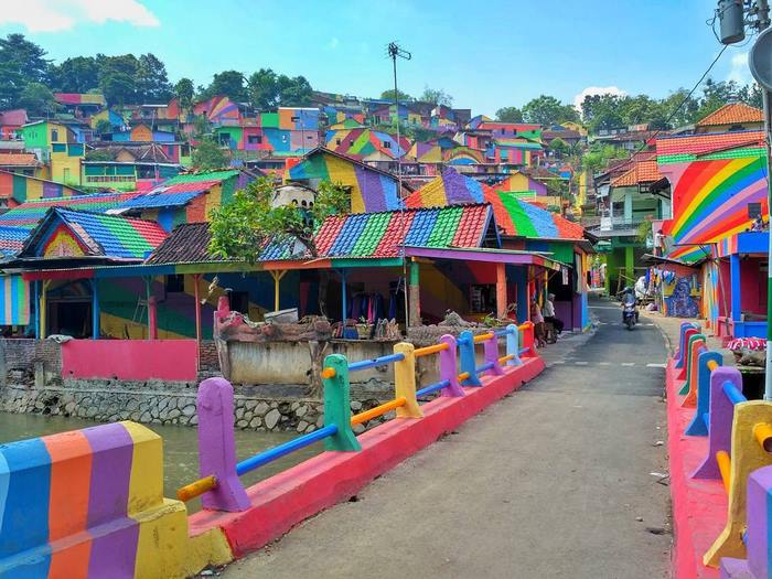 Turning A Slum Into A Work Of Art – The Indonesian Rainbow Village Shows The Way