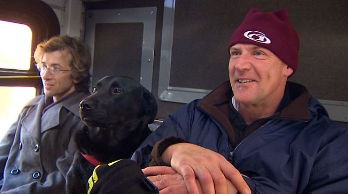 Pet Dog Takes A Bus To Go For A Walk In The Park All By Herself!